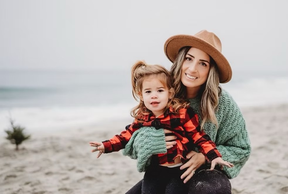 Lauren with her daughter Mila at the beach